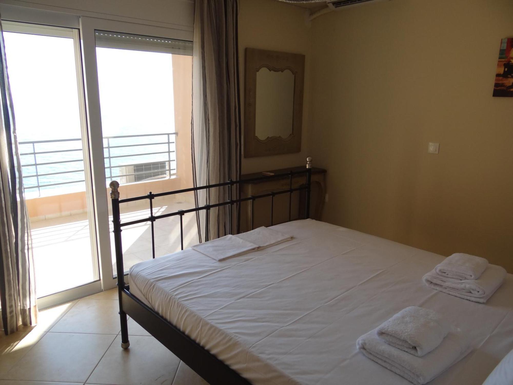 Aperanto House Paralia Loutsas Kamer foto
