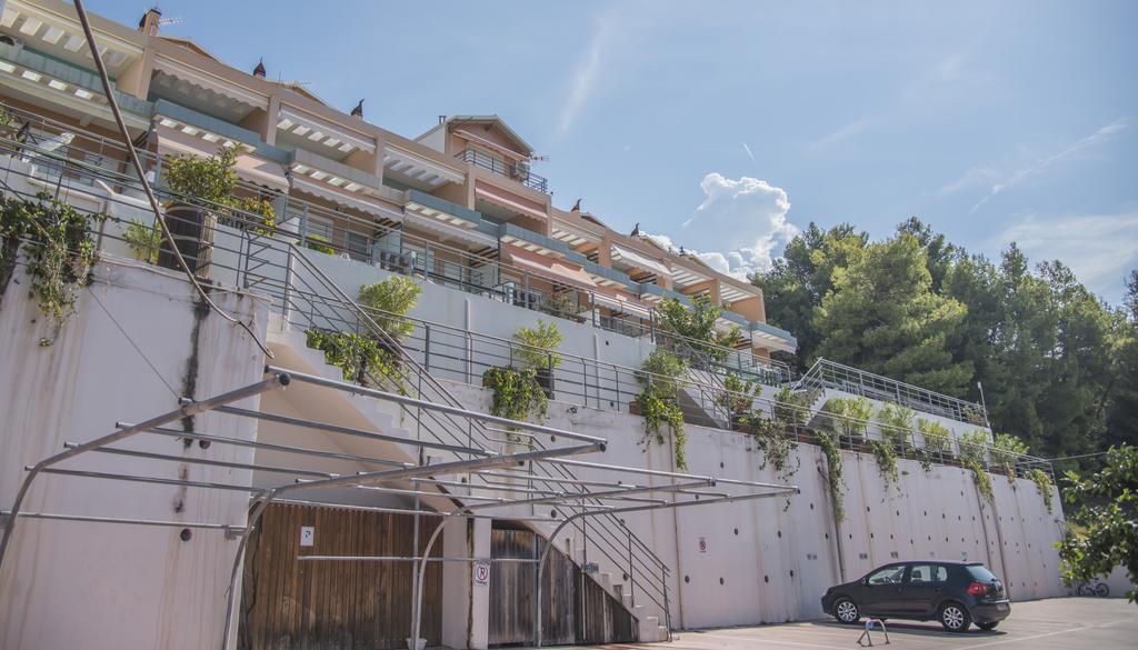 Aperanto House Paralia Loutsas Buitenkant foto